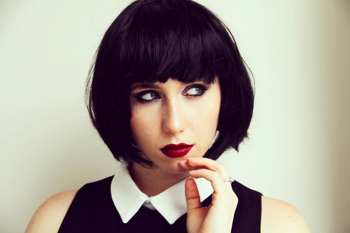 serenitysteph's tweet photo. Turned into a gothic cabaret signer :p #actress #saucy #redlips #gothvibe #retro #roaring20s #bobhairstyle #wig #paleaf https://t.co/j3U83Z9JV1