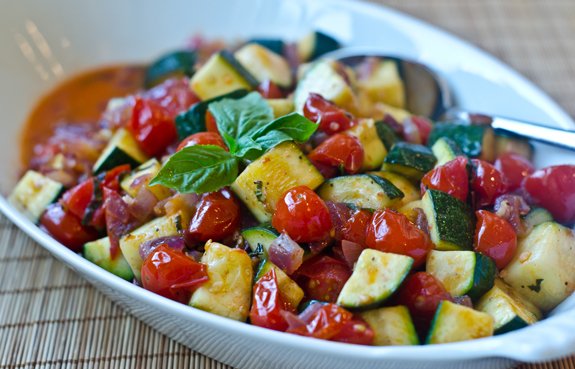 ligne_verte's tweet photo. Who else is up to their ears in #zucchini and #tomatoes 🍅? We can't wait to try this simple recipe by @OnceUponAChef! https://t.co/FSUyM0s8BT #GenerationVerte #HomeGrownFood #UrbanGarden 🌱 https://t.co/XYv4pDbHmj
