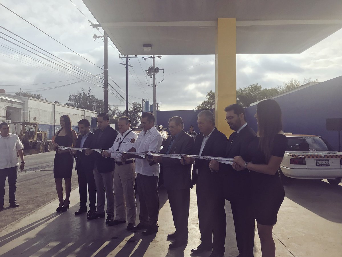 ClaudiaG_DINA's tweet photo. .@MiguelAV_DINA Director @DINAmx y @Paco_Mercader acompañaron a @JaimeRdzNL Gobernador de @nuevoleon y a Grupo Trees en la inauguración de su estación de #GNV que surte este combustible a sus más de 80 #LinnerG con motor @CumminsdeMexico tecnología #Epa’13 #MovilidadSustentable https://t.co/BcjLZRwgtA