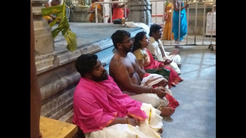 firstnews_tv's tweet photo. ಶ್ರೀ ರಾಘವೇಂದ್ರ ಸ್ವಾಮಿಗಳ ದ���್ಶನ ಪಡೆದ ಜಗ್ಗೇಶ್ ಕುಟುಂಬ https://t.co/UnF86EqXxJ
#Firstnews #Actorjaggesh #Family #Rayara #Aradhane @Jaggesh2 https://t.co/tH6rwYoyrw