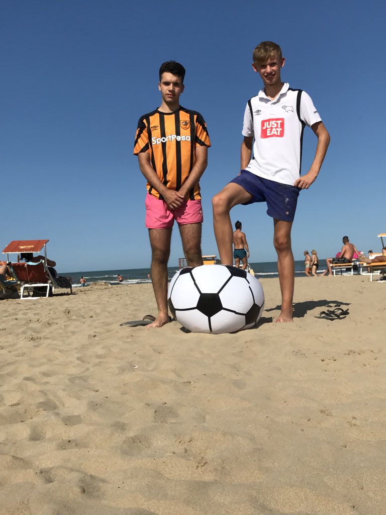 cfcyoussif's tweet photo. Met a Derby fan in Italy🇮🇹 ready for the big game #hafc #dcfc #HulDer @HullCity https://t.co/Ee2TqX56ym