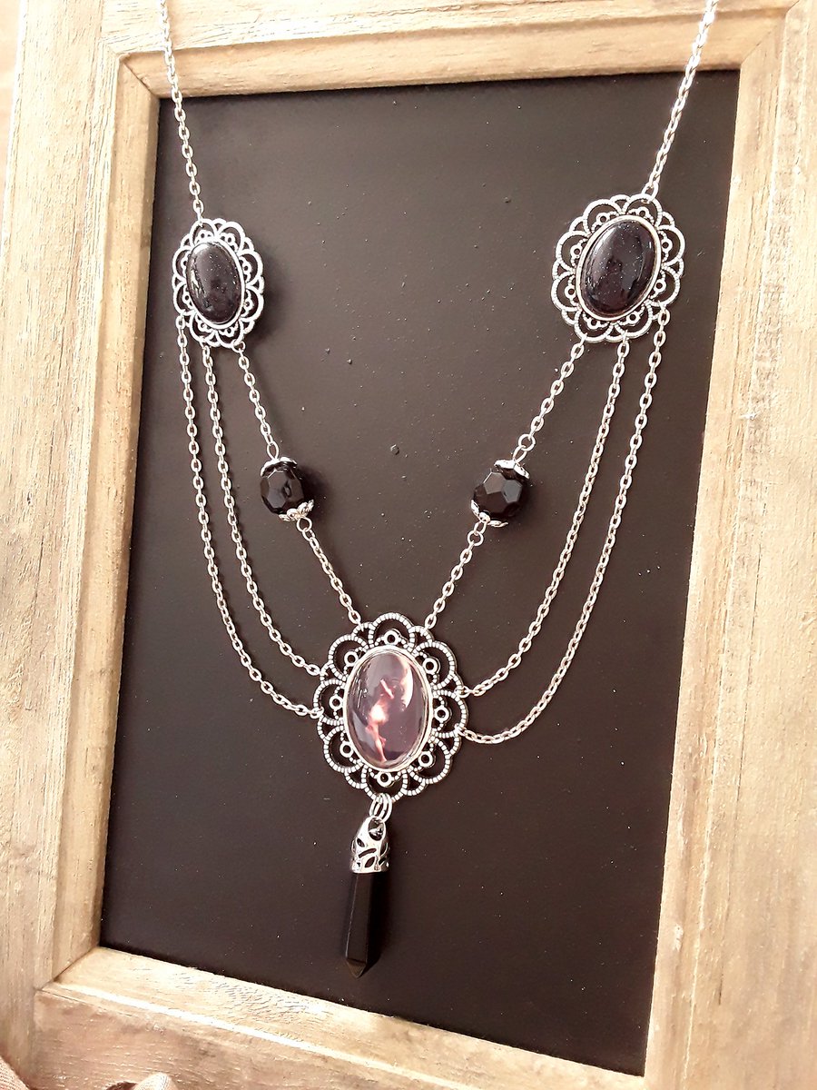 LunaManaShop's tweet photo. [NOUVEAU] Collier de style victorien romantique
=> https://t.co/vCsbMQLOEV 
Miniature de nymphe, onyx et pierre de sable bleu (des reflets de fou 🖤💙)
#bijoux #collier #victorien#romantique #sablebleu #bluesand #onyx https://t.co/XOWFBTIDPT