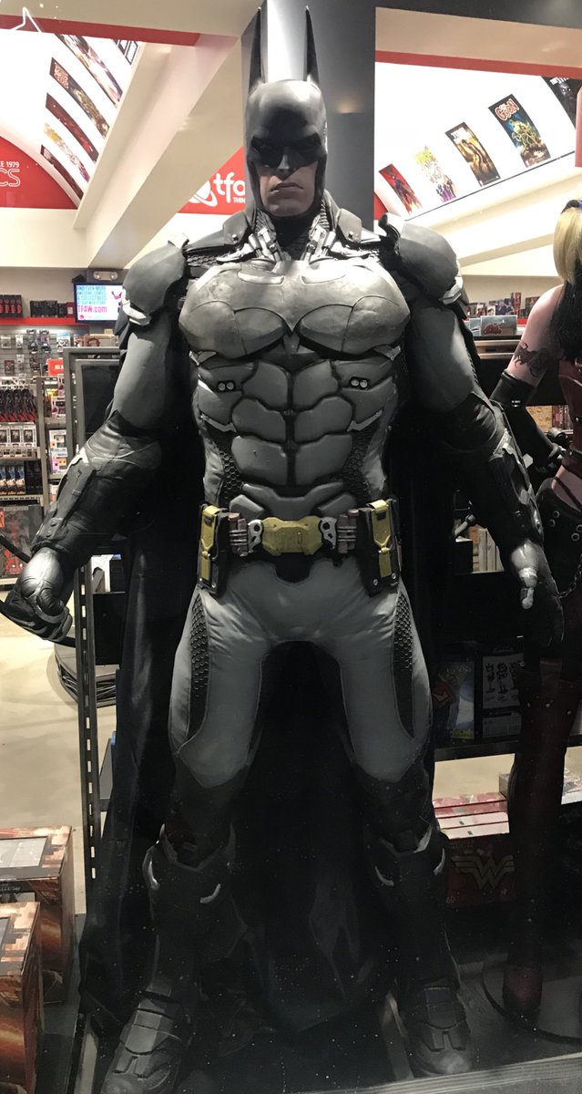 BuckeyeRidley's tweet photo. Another benefit of living in @discoverLA? Being in one of four cities that has #DarkKnight playing in @AMCTheatres for it’s 10th Anniversary! It was Epic all over again, especially in @IMAX. Incredible Performances, especially Heath Ledger as Joker. 🦇🤡 #Batman #TenYearsTuesday https://t.co/siwllOdoyo