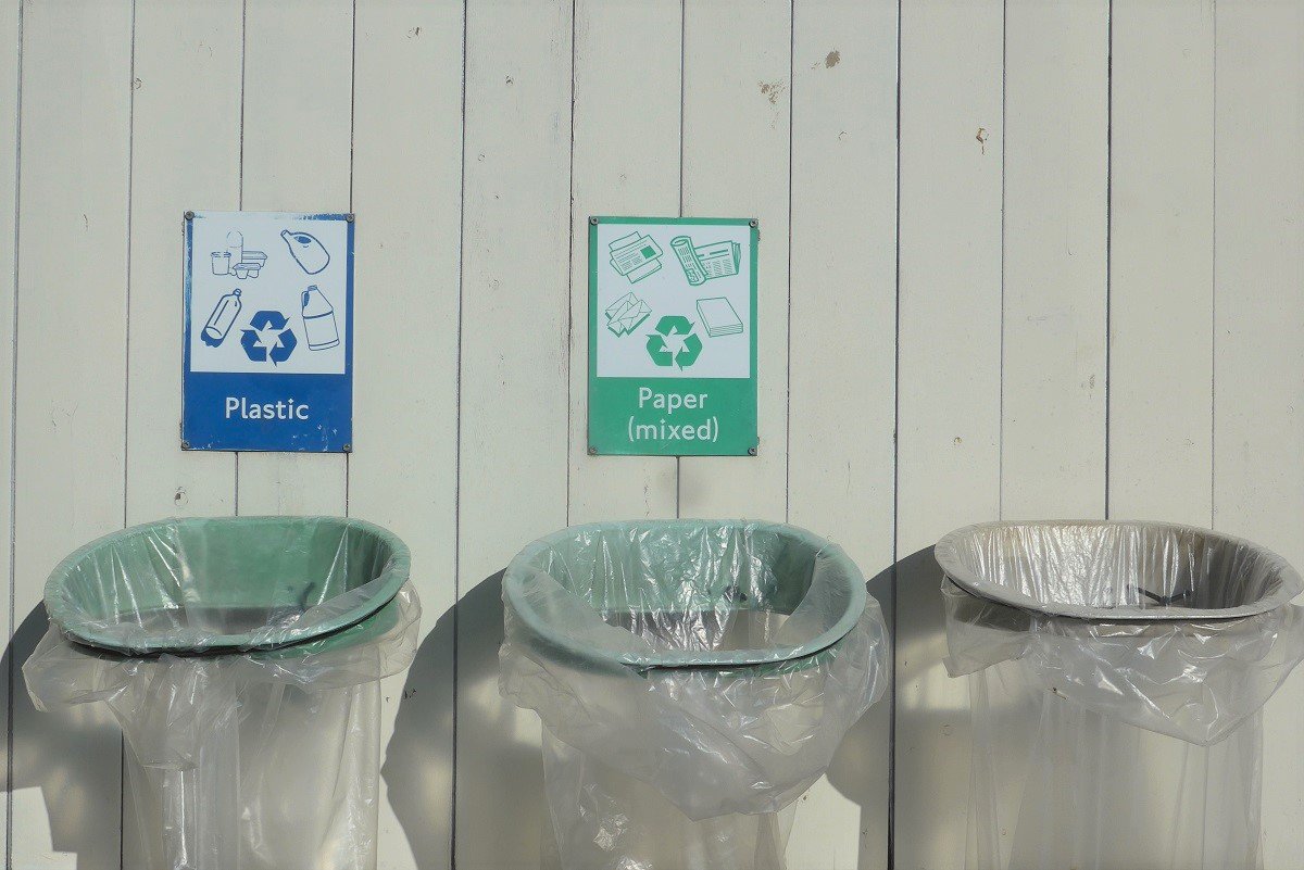 jelliedeelmag's tweet photo. What does YOUR local council do with the recycling you dutifully sorted? @samsinhachef investigates https://t.co/IRN1vByWBt #plasticwaste #zerowaste #recycling https://t.co/PoKDWltlU1