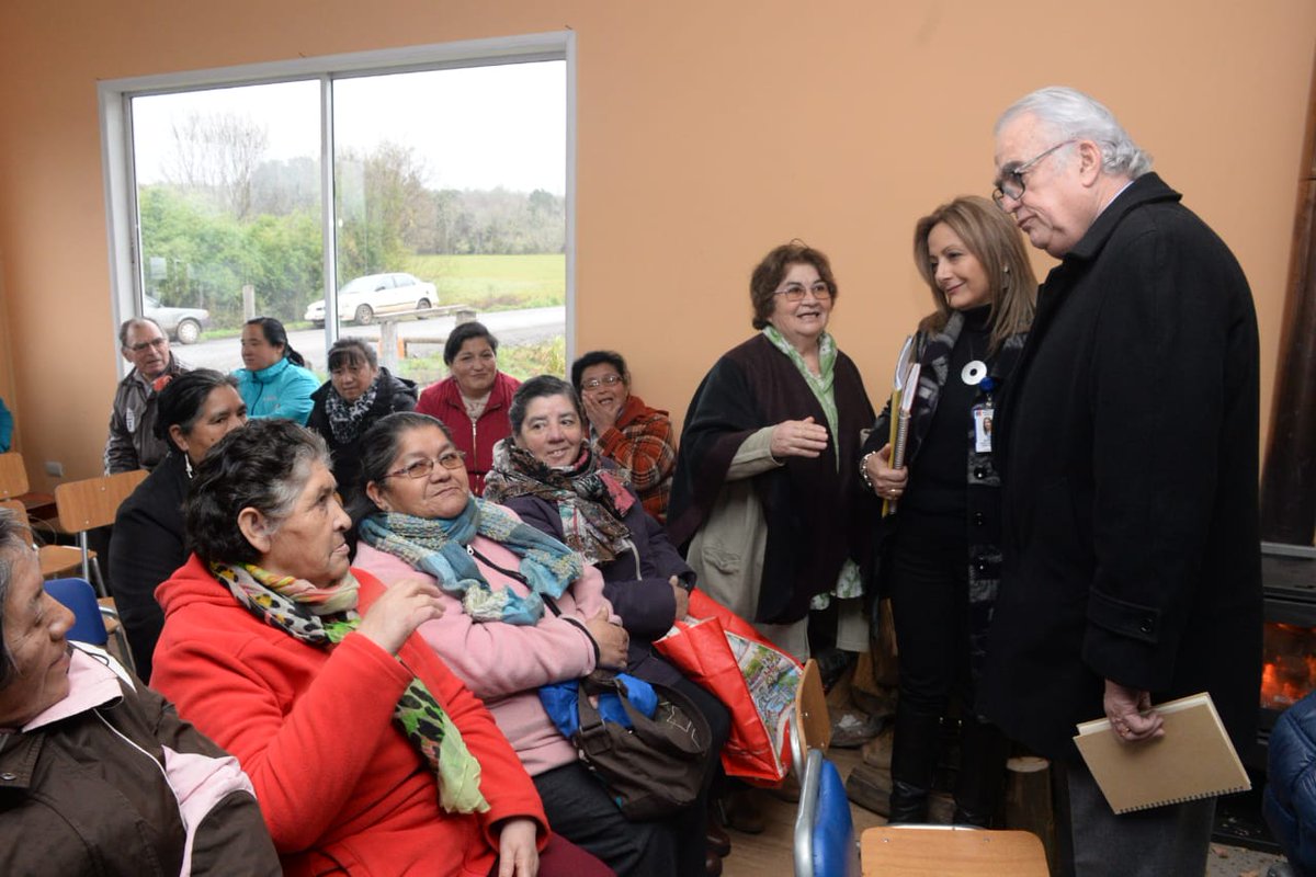 Analizamos junto a los vecinos de Huilma en #RioNegro la construcción de un #CECOSF en una masiva reunión en la que pude conocer las necesidades de los habitantes del sector. Además recorrí junto a Alcalde y autoridades de Salud la posta donde pude ver las soluciones en terreno.