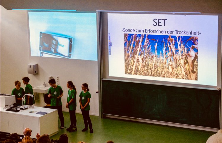 SenseBox_De's tweet photo. Der große Finaltag vom #senseBox #Hackathon mit Testflug und Vorstellung der #Projektideen. Die Jury @DLR_de, @items_GmbH, @hansaluftbild und KiMM e.V. entschied: Gewinner des Stratosphärenflugs (13.10) ist SET mit der Sonde zum Erforschen der Trockenheit. Wir gratulieren 👏 https://t.co/SAwE4rOKHF