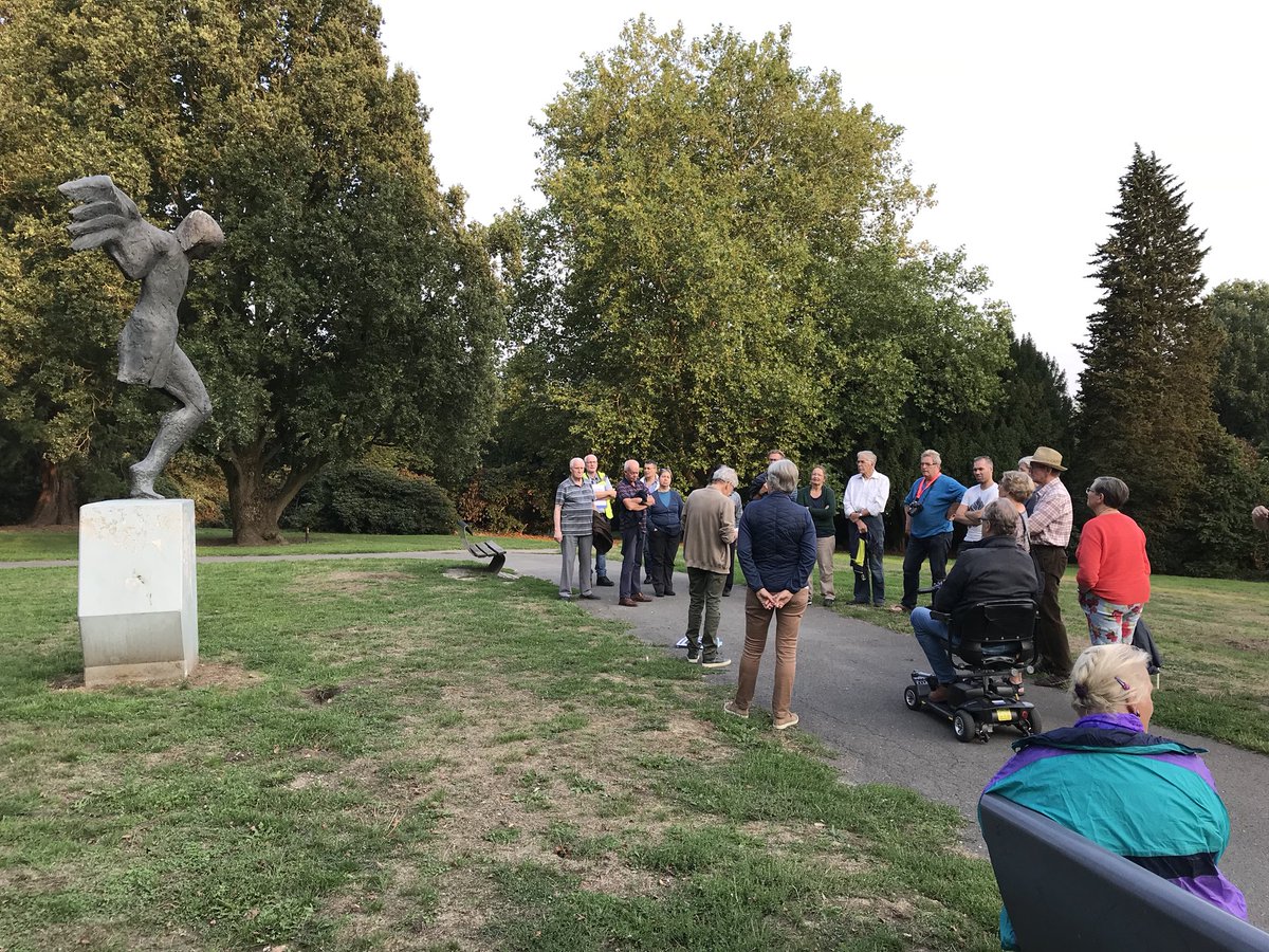 Buurtwandeling met dorpsplatform #Oosterbeek. In park Bato’s Wijk vertellen #vrijwilligers over het onderhoudswerk en de nieuwe plannen!