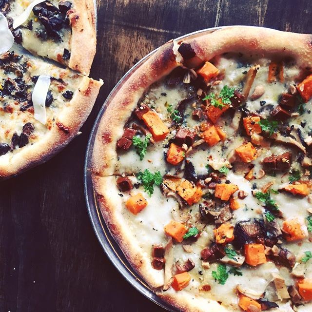 LaurenJMapp's tweet photo. Most days, all I want to eat is pizza. 🍕 @blindladyalehouse .
.
.
.
.
.
.
#pizza #pizzaparty #food #foodphotography #foods #foody #foodblog #foodwriter #foodblogger #offthemapp #neonart #art #sandiego #sandiegoart #foodie #normalheights https://t.co/dcrehhVixC https://t.co/L1d1pKzBW9