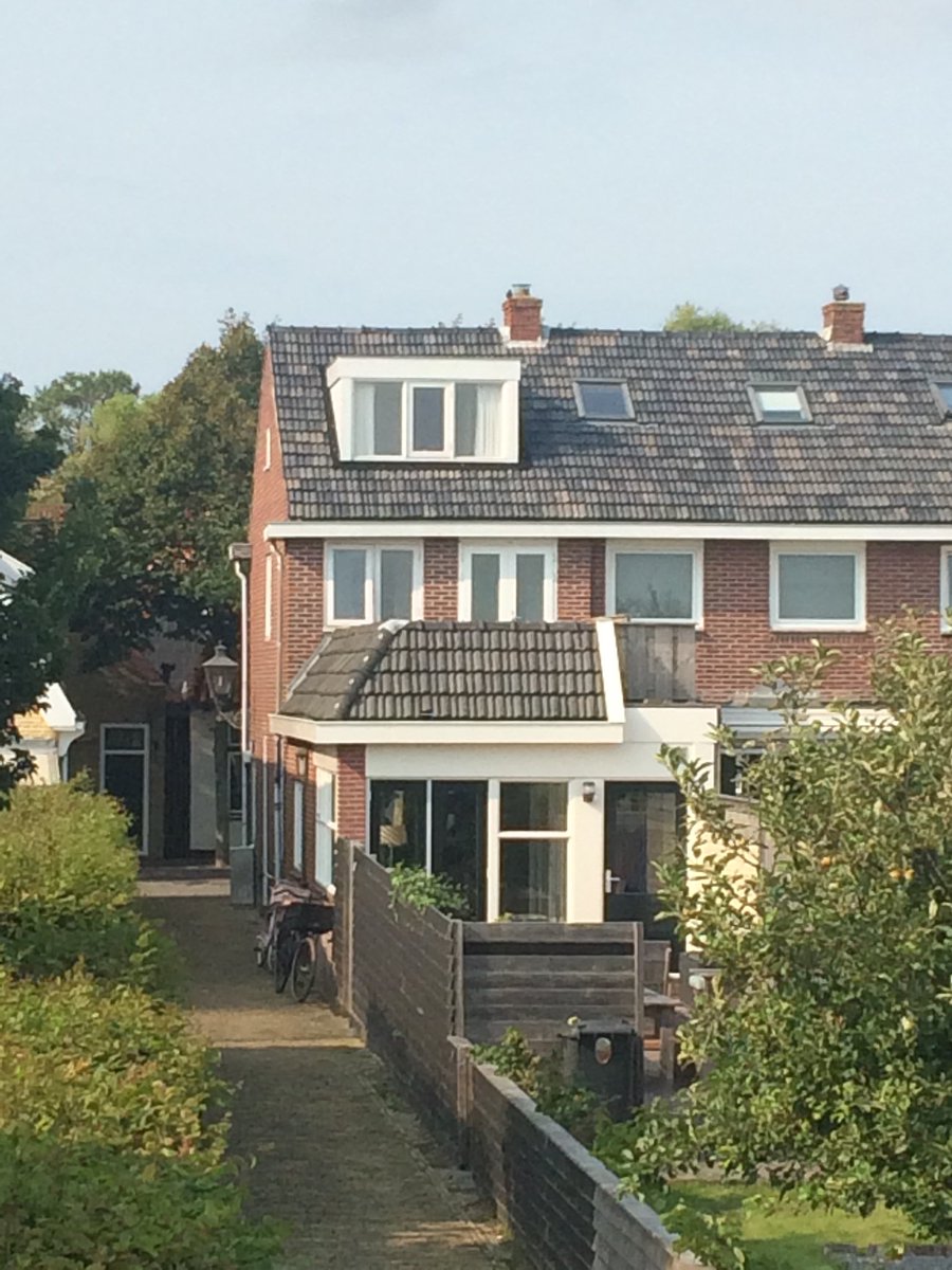 Nieuw in de verkoop op #Vlieland Volledig gerenoveerd woonhuis op de zuidzijde van de Dorpsstraat. Tuin en dakterras op het zuiden en zicht over de Waddenzee!