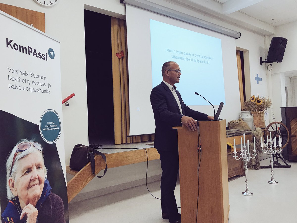 Varsinais-Suomen sote-muutosjohtaja <a href="/AnttiParpo/">Antti Parpo</a> avaamassa KomPAssi-hankkeen Ikäihmisten perhehoidon seminaaria. Tulevaisuudessa tarvitaan lisää välimuodon asumispalveluja ikäihmisille. #perhehoito #omaishoito #ikiomat #Kimpassa2021