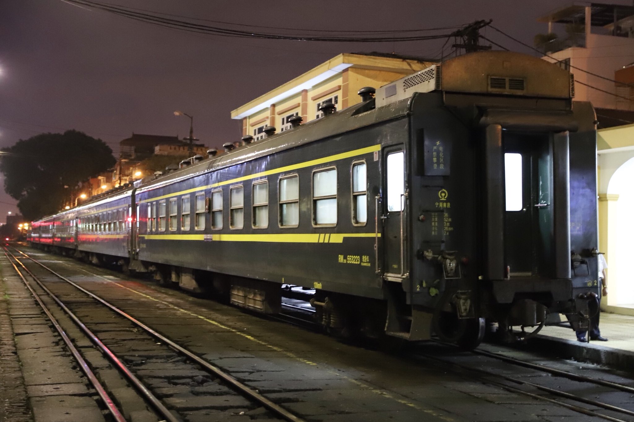 ぱー 今回の旅行のメイン第2弾はベトナム 中国の国際寝台列車 ハノイ ザーラム駅21 翌々日北京9 55 36時間半かけて中国の首都を目指します No Photo と言ってくる中国 人乗務員と交渉してなんとか撮影 まずは越中国境のドンダンまで W トミー