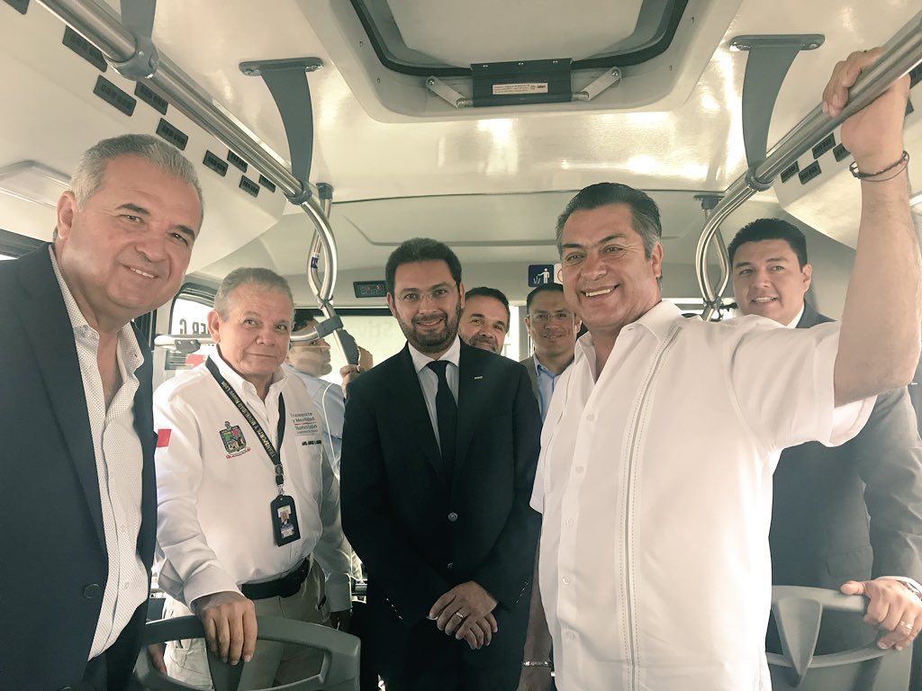 ClaudiaG_DINA's tweet photo. Sergio Elizondo de #GrupoTrees, @JorgeLongoria Director de la Agencia Estatal del Transporte de NL, @MiguelAV_DINA Director @DINAmx @JaimeRdzNL Gobernador @nuevoleon y @raulmartinezi Gerente Nacional de Ventas #DINA en una de las unidades #LinnerG con motor @CumminsdeMexico https://t.co/K8Bp69MDgu