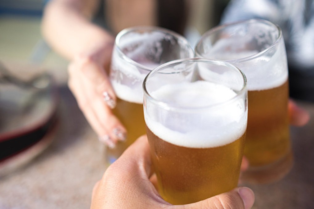 WRadioColombia's tweet photo. Profesor de Oxford aseguró que beber alcohol es clave para la supervivencia de los humanos >> https://t.co/7C3Ve9r88W https://t.co/Oi9LgisJ7V