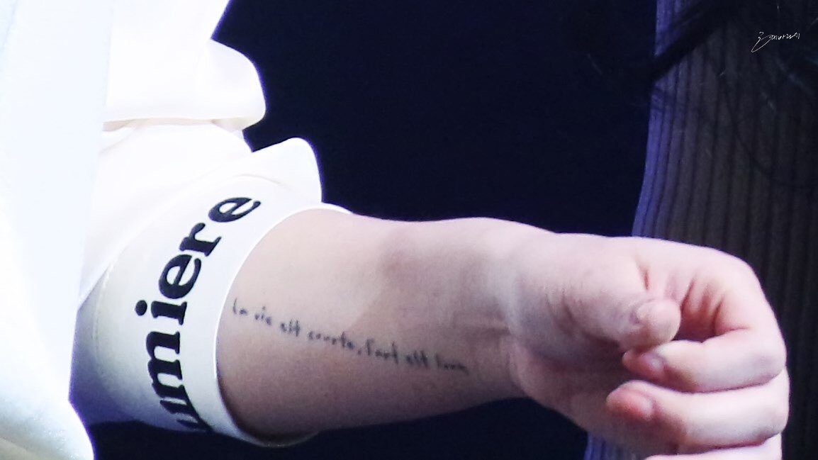 Wheein ◇1. Resonance (2016) - her friendship tattoo with Hwasa2. La vie est courte l'art est long (2017) - in French , means "life is short, art is long", her favorite quote