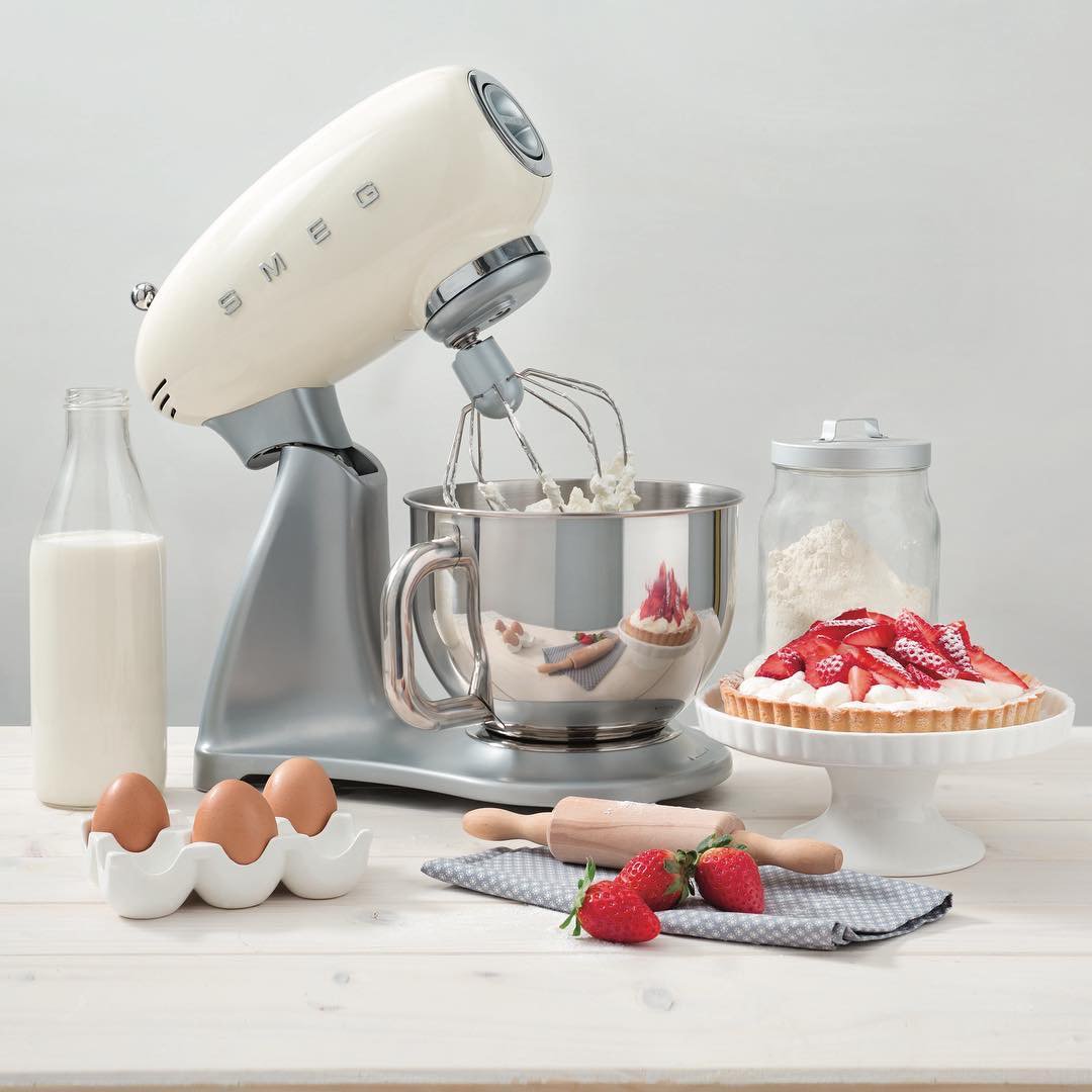 Round up your recipes, assemble your ingredients, #BakeOff's back tonight! Get in the spirit with <a href="/smeguk/">メグミ</a> Stand Mixers, now in-store. #GBBO