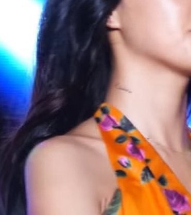 Hwasa ♤1. Resonance friendship tattoo with Wheein (2016)2. Caddo friendship tattoo with Wheein (2018)