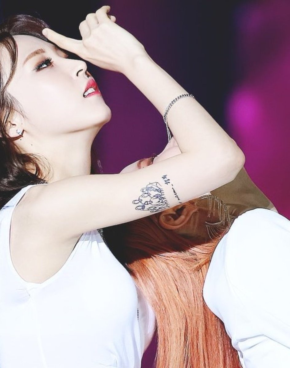 Moonbyul ♧1. N'oublie pas de t'aimer' (2018) - french quote, means "don't forget to love yourself"2. Family tattoo (2018) - line drawing of a photo of her family T^T