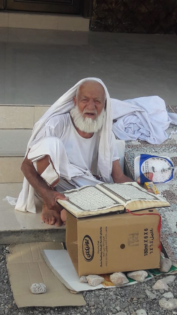75Alhinaui's tweet photo. صورة حديثة التقطت مساء أمس للوالد عبيد المقبالي 
صورة معبرة وهو يقراء القرآن أمام المسجد ببلدة العبلة بولاية عبري https://t.co/NSYF0XI8q1
