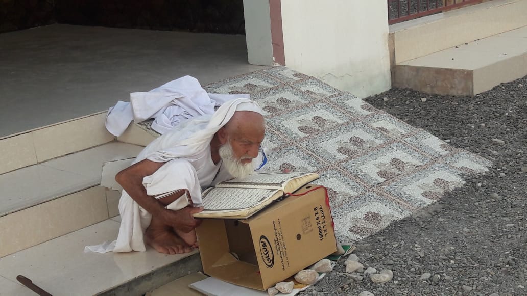 75Alhinaui's tweet photo. صورة حديثة التقطت مساء أمس للوالد عبيد المقبالي 
صورة معبرة وهو يقراء القرآن أمام المسجد ببلدة العبلة بولاية عبري https://t.co/NSYF0XI8q1