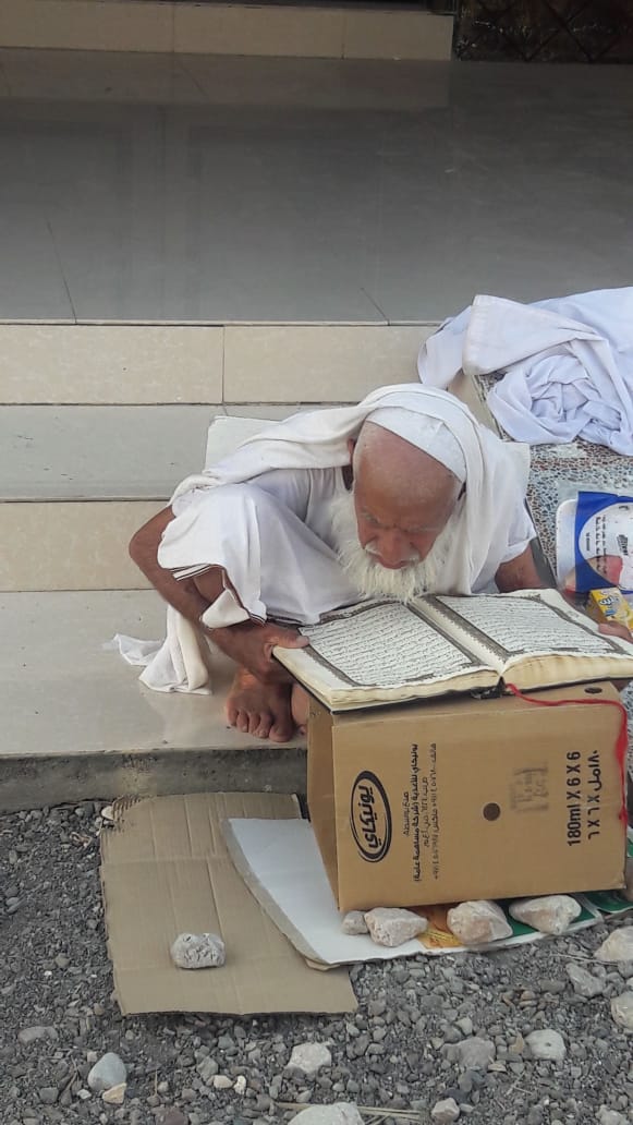 75Alhinaui's tweet photo. صورة حديثة التقطت مساء أمس للوالد عبيد المقبالي 
صورة معبرة وهو يقراء القرآن أمام المسجد ببلدة العبلة بولاية عبري https://t.co/NSYF0XI8q1