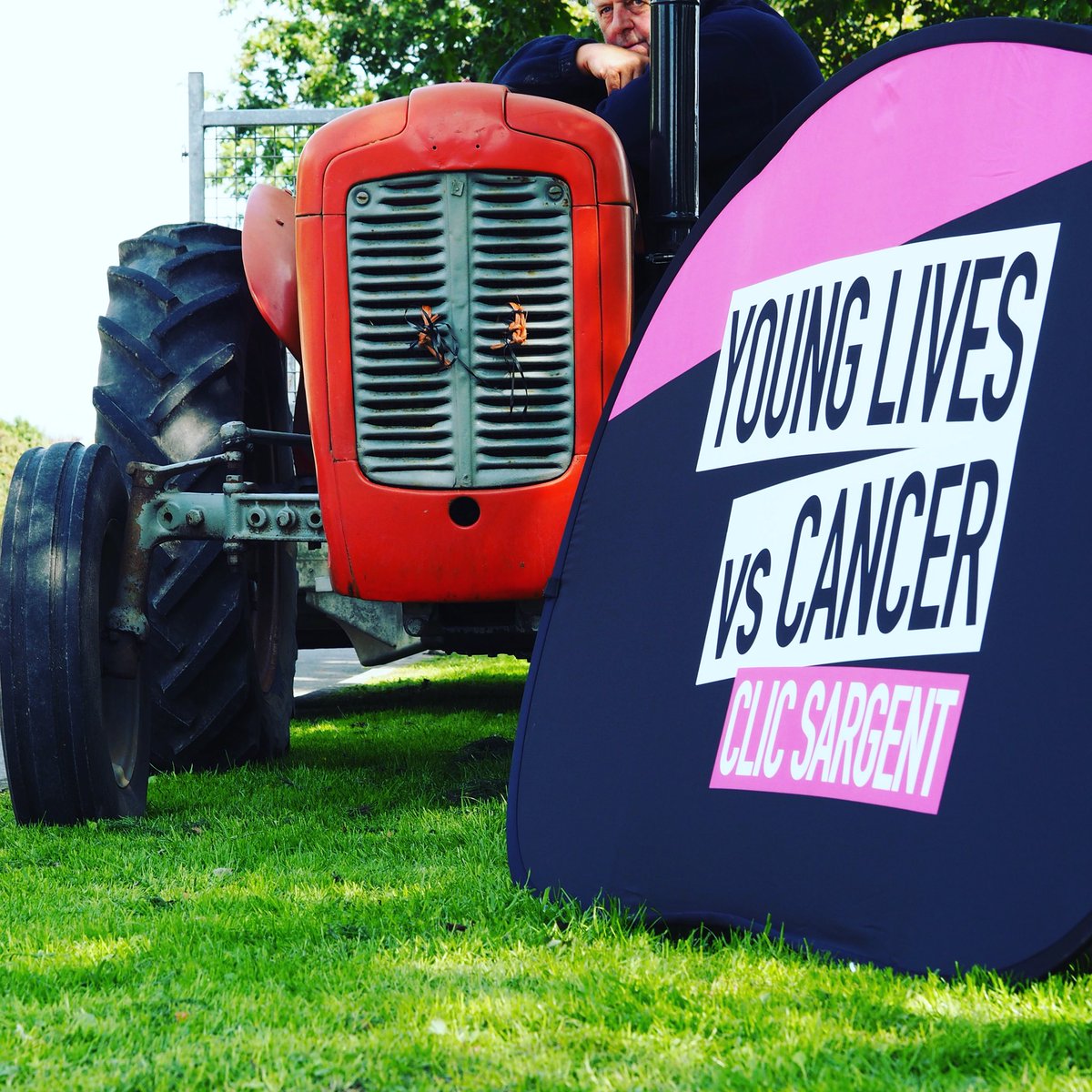 Oakfest1's tweet photo. @AlunGriffiths_ our lead sponsors deserve a huge hi five! Could not have had such a fantastic day without them! Supporting us with all the signs and high viz! #YoungLivesVsCancer @CLIC_Sargent @gem_news @Valetweetbot @ValeofGlamorgan Diolch!!! https://t.co/VuGiH06WOH