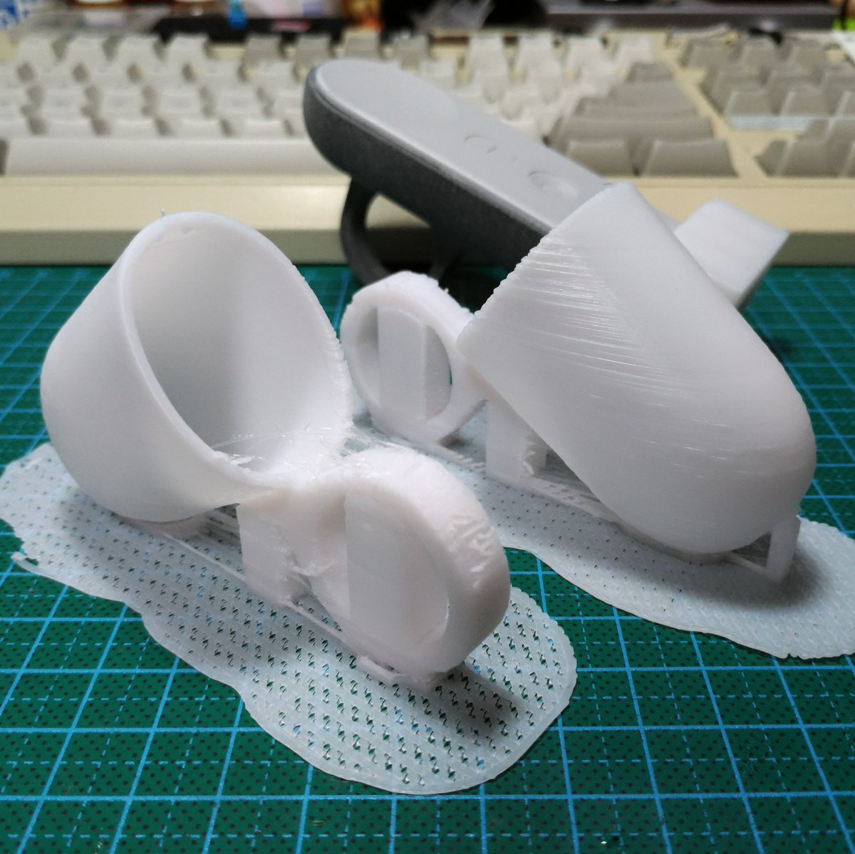 autani's tweet photo. 雑な出力(ノズル0.8mm、積層0.2mm)だけど安定して出力できるG-Codeを得た
これでも1つ1時間ちょっとかかるし、サポートを剥がすの大変なんデス…
Simplify3Dならド安定するのかな(まだ買ってない)
#OculusGo #ControllerGrip https://t.co/AURWOgt4BT