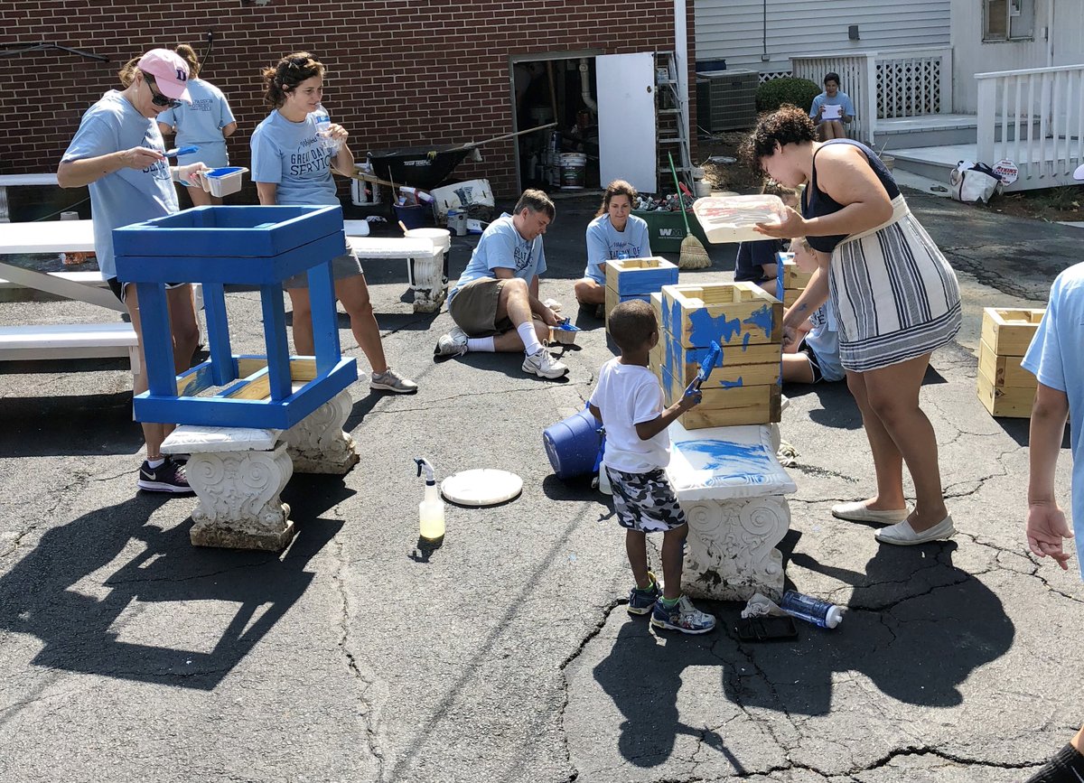 MUSTMinistries's tweet photo. What a #thrill to see an army of young #volunteers from @WhitefieldAcad descend on the #ElizabethInn this past weekend! They truly served "with a passion for others ahead of self"! Sprucing up the grounds and facilities at the EI boosts the dignity of our residents. https://t.co/oTfDW7eTs6