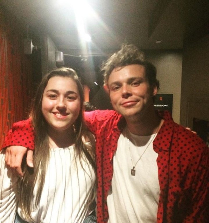 5SOSUpdatingFam's tweet photo. Ashton with devanonbread last night in Toronto https://t.co/TX8oZTncs7