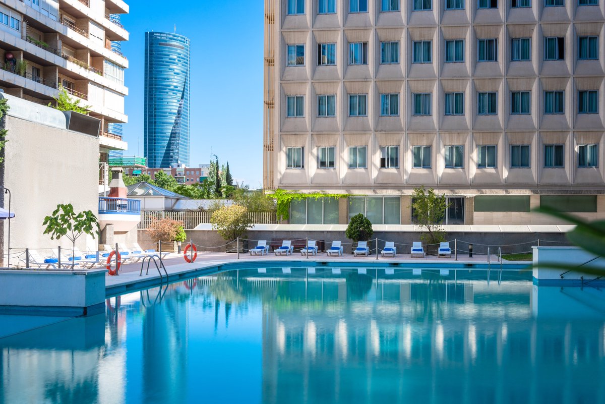 TrypHotels's tweet photo. La piscina de @TRYPMadridChamartín es un oasis en la ciudad. #PoweredByTheCity 
. https://t.co/Cryv6CF7Gi