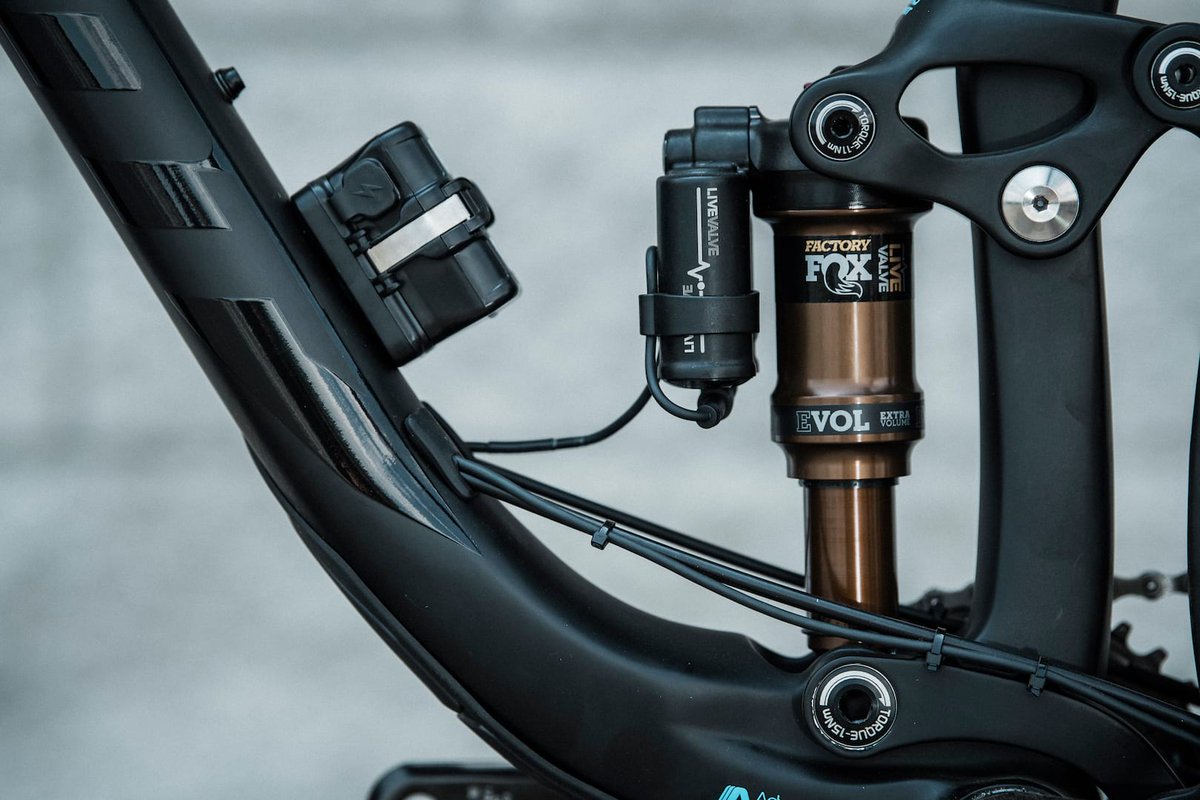 singletrackmag's tweet photo. Fox Live Valve Launches, but what is it?

https://t.co/4zlIAGTKlC https://t.co/FM2jIOPTQe