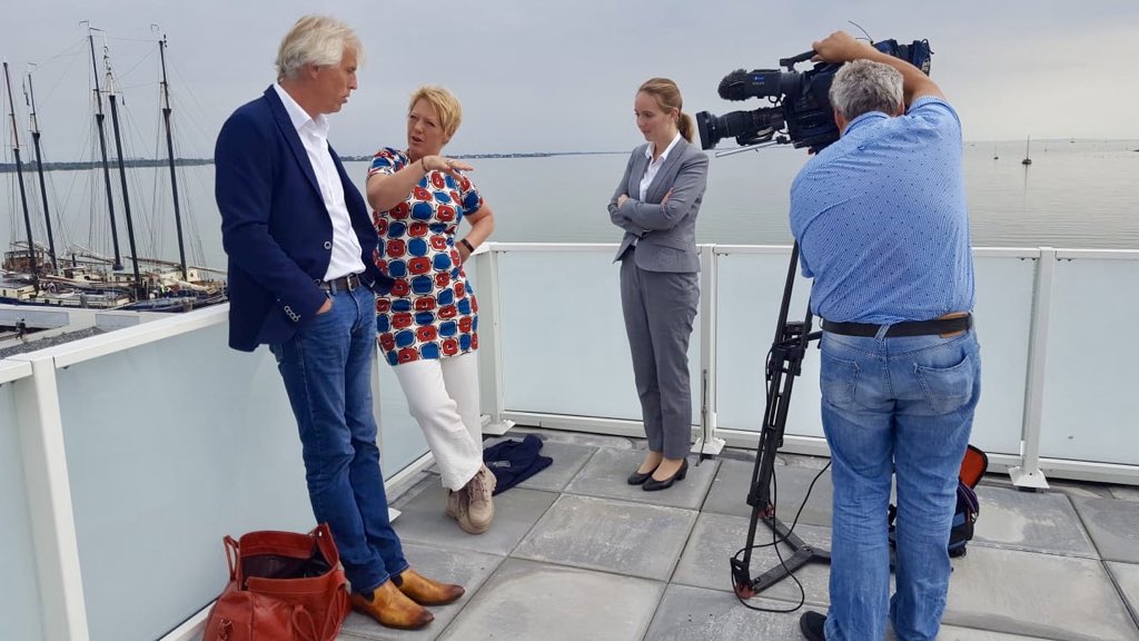 ma_terpstra's tweet photo. Voorbereiding voor de live uitzending van Omrop Fryslân ‘Hjoed’. Over wat je kunt doen op de Afsluitdijk en in het goed bezochte beleefcentrum: Afsluitdijk Wadden Center. Om 17.00 uur (herhaling ieder uur). https://t.co/pW4npi2bfS