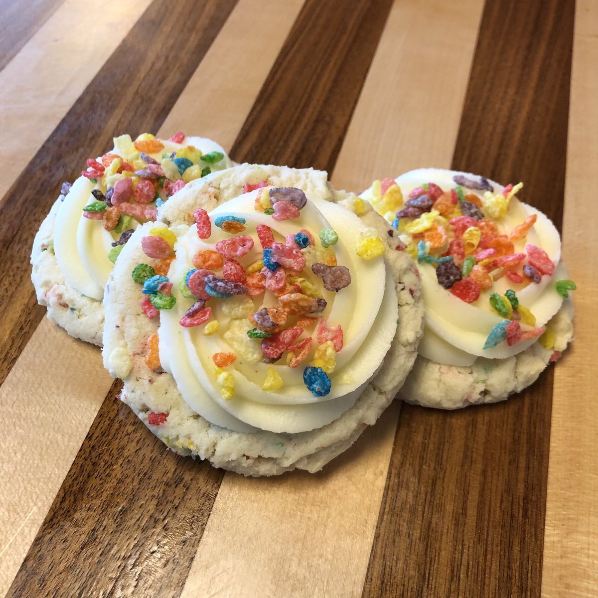 RudeBoyCookies's tweet photo. There’s only a few more days left in August which means only a few more days to get some more of our August specials. #albuquerquescookieshop #eatlocalcookies #havearudedayabq #rudenamecordialcookies #bazaarbar #goldbar #fruitypebblecookie #germanchocolatecookie https://t.co/eKbRZsyNSc