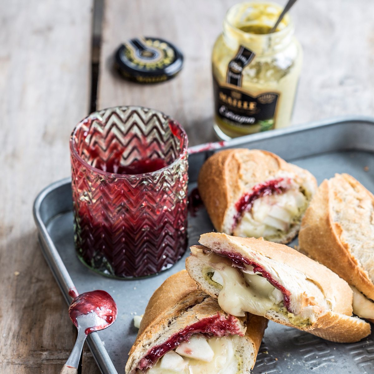 September is around the corner, and with it comes the need for easy-to-make lunches! Sandwiches are the star of the lunch box, and are a great way to use leftovers creatively. We're starting with a pear, brie and mustard baguette.