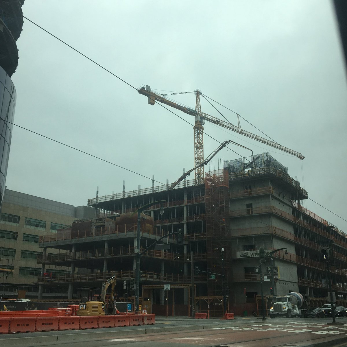 lily_wong3's tweet photo. My future office in Mission Bay. Just slightly out shadowed by the #ChaseCenter. 😅
#UCSF #centerforvisionneurosciences #block33 #construction #cranes https://t.co/oGQqgh8vQB