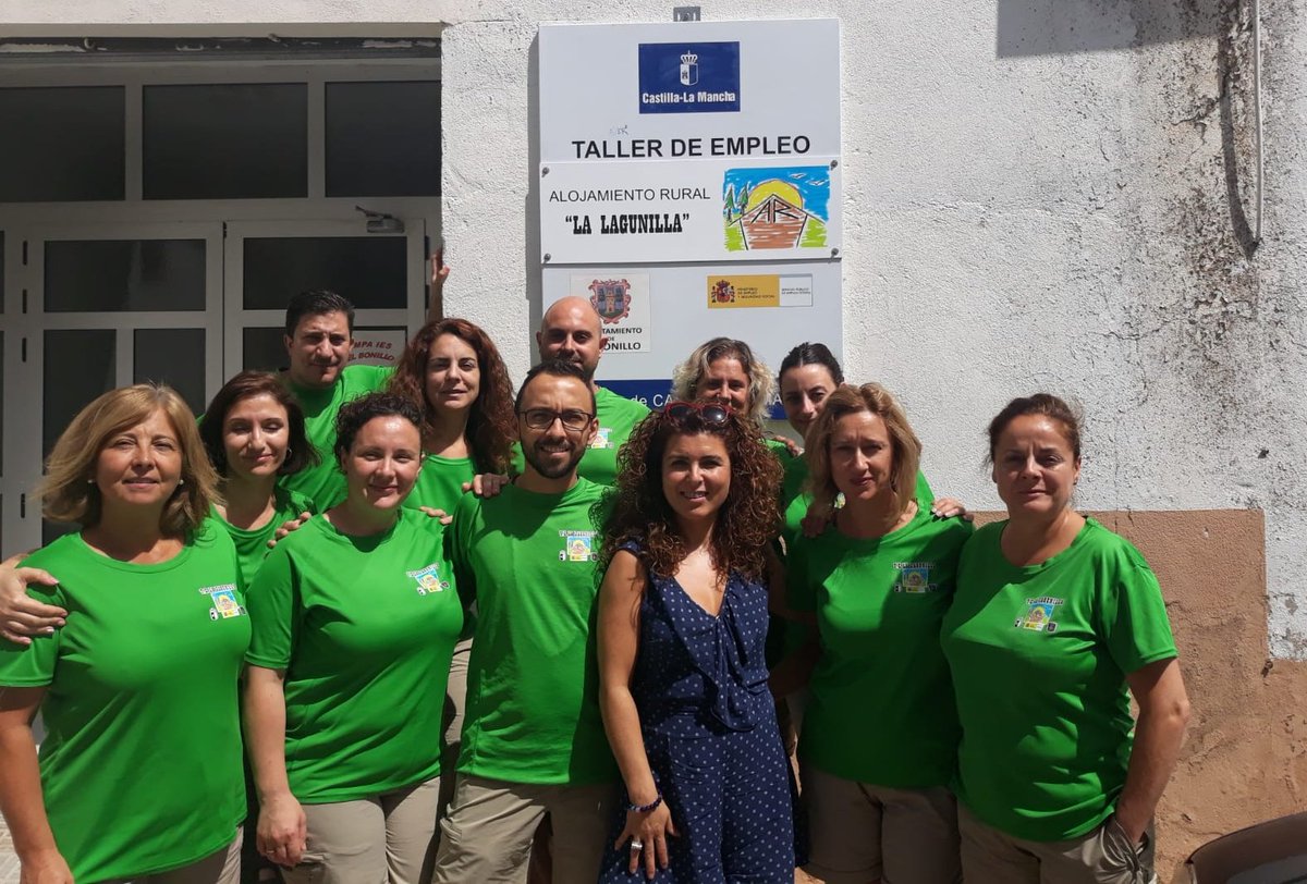UPACLM's tweet photo. Las de @UpaAlbacete sin parar con el proyecto #Protura Hoy concienciado sobre el turismo sostenible a los alumnos del taller de empleo Alojamiento Rural en El Bonillo. https://t.co/WGzr0KNlbw