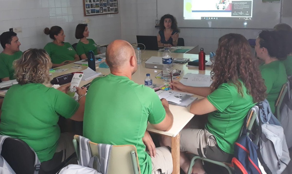 UPACLM's tweet photo. Las de @UpaAlbacete sin parar con el proyecto #Protura Hoy concienciado sobre el turismo sostenible a los alumnos del taller de empleo Alojamiento Rural en El Bonillo. https://t.co/WGzr0KNlbw