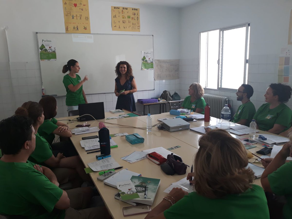 UPACLM's tweet photo. Las de @UpaAlbacete sin parar con el proyecto #Protura Hoy concienciado sobre el turismo sostenible a los alumnos del taller de empleo Alojamiento Rural en El Bonillo. https://t.co/WGzr0KNlbw