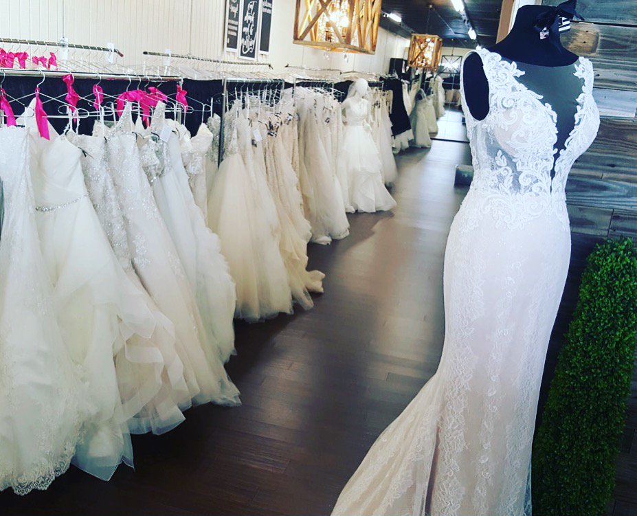 AvasBridal's tweet photo. Grab a spot for the HOTTEST Sample Sale in DFW! ONE DAY ONLY - 9/3/18 (Labor Day). Up to 80% off top name designer gowns and 20-50% off veils, belts, &amp; jewelry! Call 817-473-2100 Text 817-707-3656 #avasbridalcouture #samplesale #weddingdress #dallasfortworthbrides https://t.co/apX1iZGHca