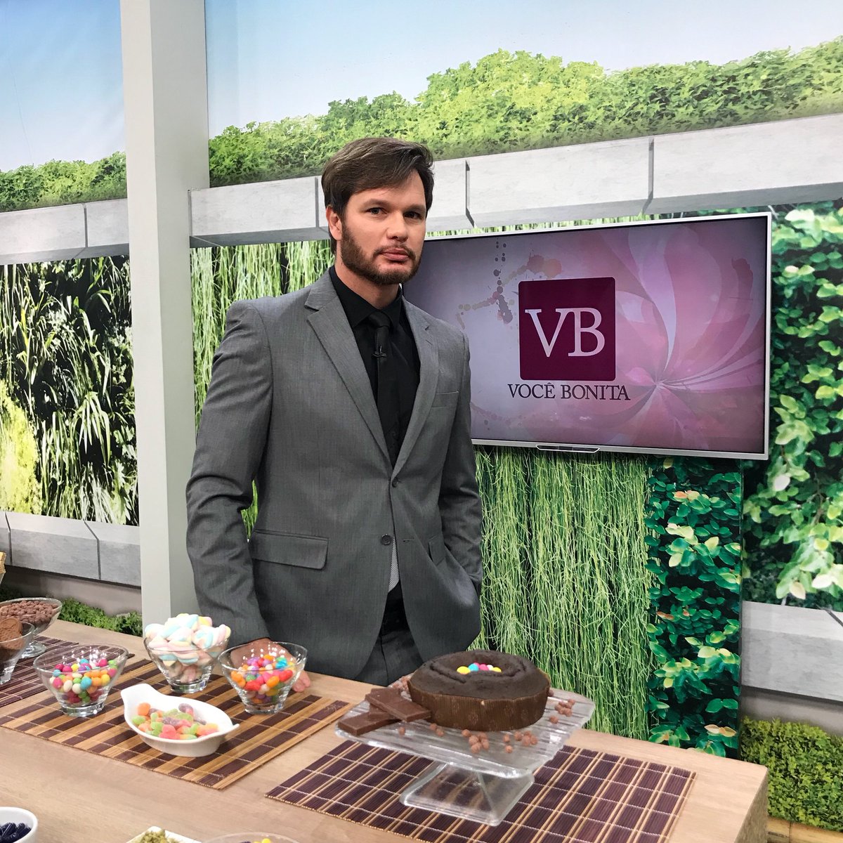 VoceBonita's tweet photo. Você sabia que a compulsão por doces pode ser um descontrole físico? Quer saber mais? Então sintoniza no #vocebonita! 🍰🍫 @TEJARDIANDO #compulsao #doces https://t.co/n0ZYXKhcYb