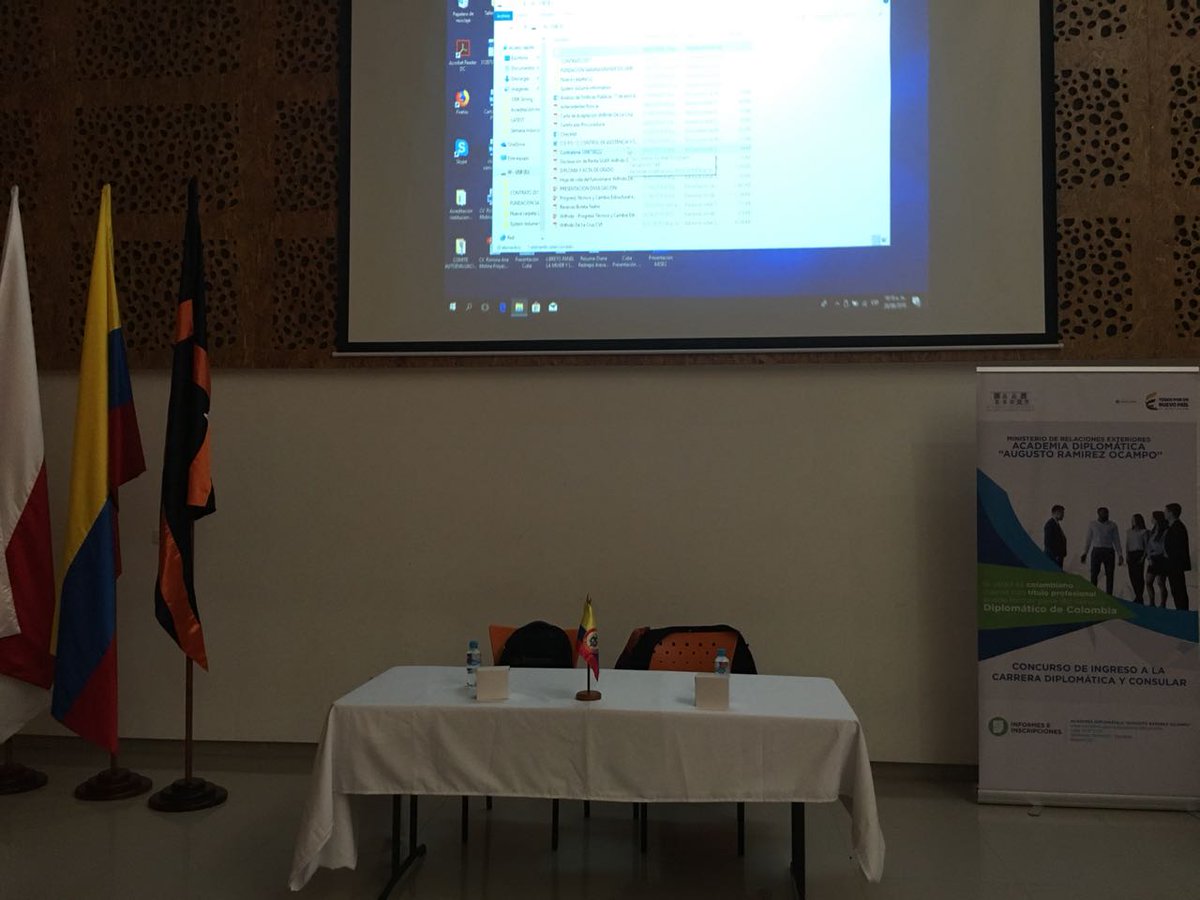 Muy buenos días, nos complacemos en comunicar que en unos minutos daremos inicio, a la jornada "Conoce la Carrera Diplomática y Consular de Colombia, Participa en la próxima Convocatoria. Te esperamos. Centro Cultural Universidad del Atlántico, módulo 3.