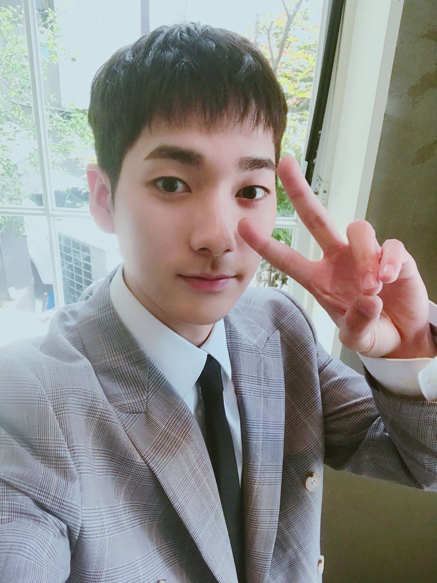NUESTNEWS's tweet photo. [NU'PAPA] 🎊기쁘다 아롱이 문남 나오셨네🎊 얼굴로 모자라 뇌까지 섹시해버리면 곤란하잖아... 이름마저도 영민한 똑똑이 곽아롱🐶 모든 걸 다 갖춰버렸쒀😭 오늘 또 아롱이 매력에 빠져버렸다롱🏊 ♂
#영민한_뇌섹남_곽아론😍 
#완벽뇌섹돌_아론_문남출격💘 https://t.co/kPy2Y7HLpu