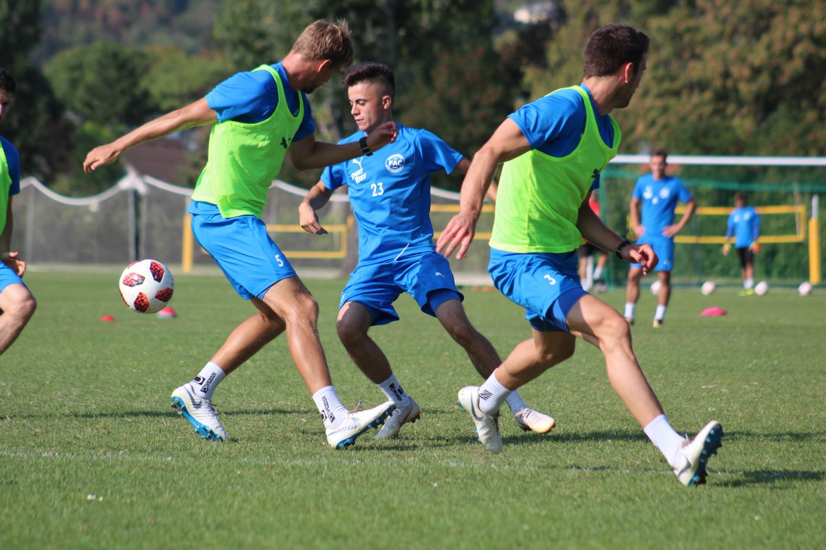 FACWien's tweet photo. Links angetäuscht, rechts vorbeigegangen 😉 Martin #Pajaczkowski und unsere Burschen spielen sich schon heiß für das Duell bei @BlauWeissLinz am Freitag ⚽️💙 #FAC #Wirfürden21 https://t.co/cWRMKvcbkT