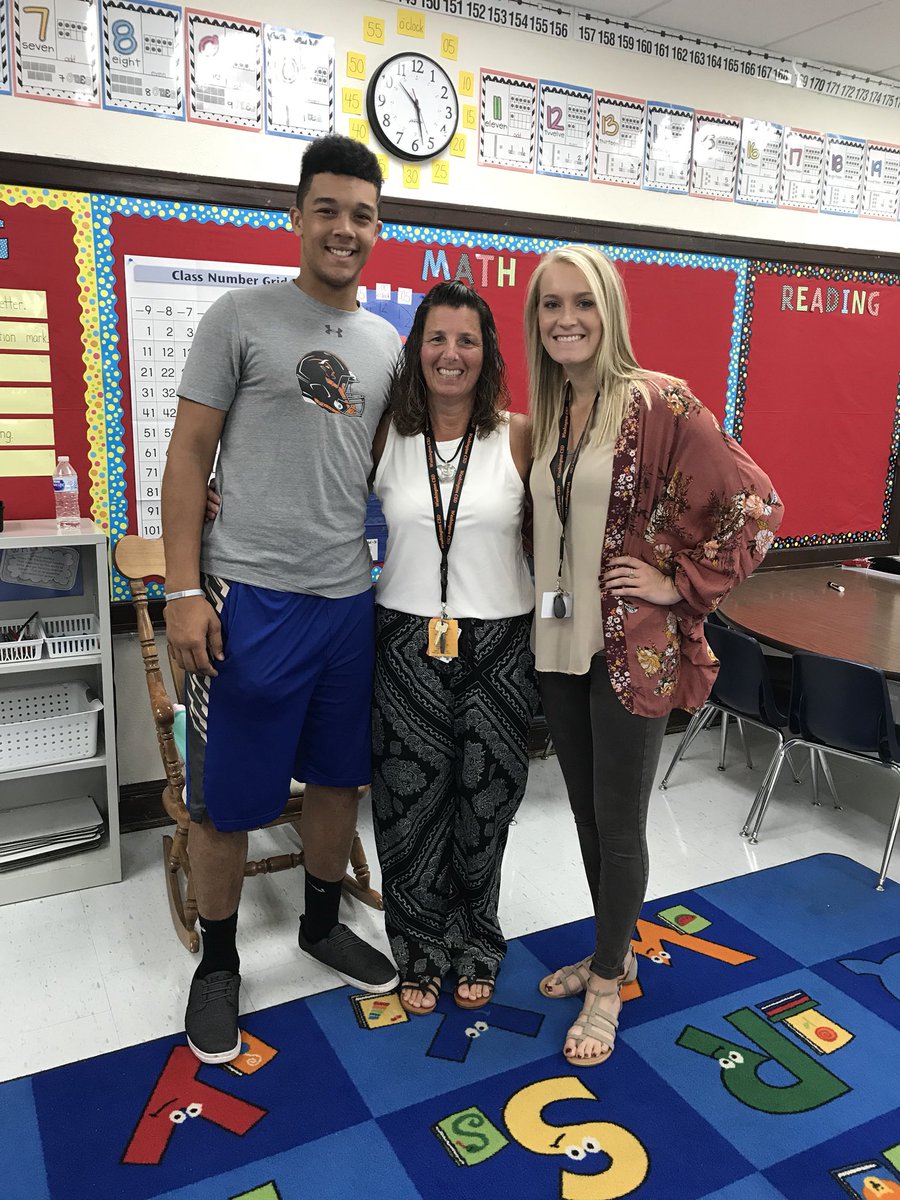 js_murphy66's tweet image. Sooooo..... proud moment as I stand between two great people! @trashaunwillis is a former 2nd grader of mine and now my peer helper!!  @JohannahVitt was a peer helper of mine and now a colleague!  #washpride #imnotgettingold