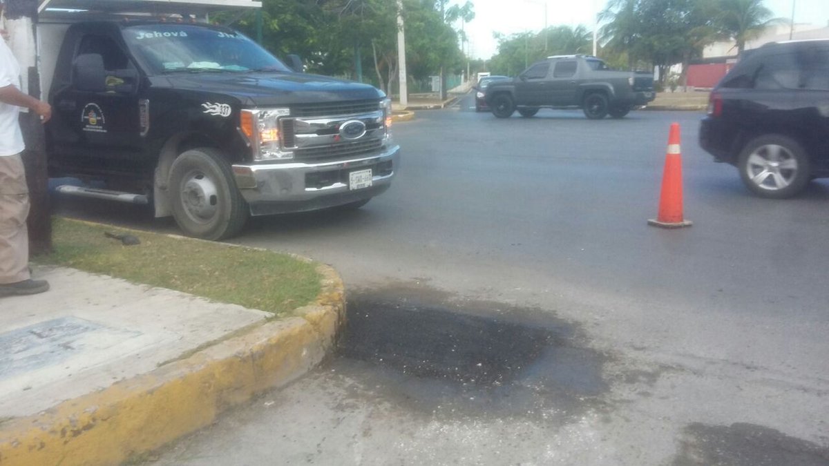 Contamos con #BrigadasVerdes trabajando en el mantenimiento de vialidades en la Sm. 18, Av. Yaxchilan

#NoPararemos✅ 🚧

<a href="/rembertoestrada/">Remberto Estrada</a> <a href="/RogerEspinosaR/">Roger EsPro</a> <a href="/jlcgcachorro/">jlcg cachorro</a> <a href="/AytoCancun/">Ayto Benito Juárez</a>