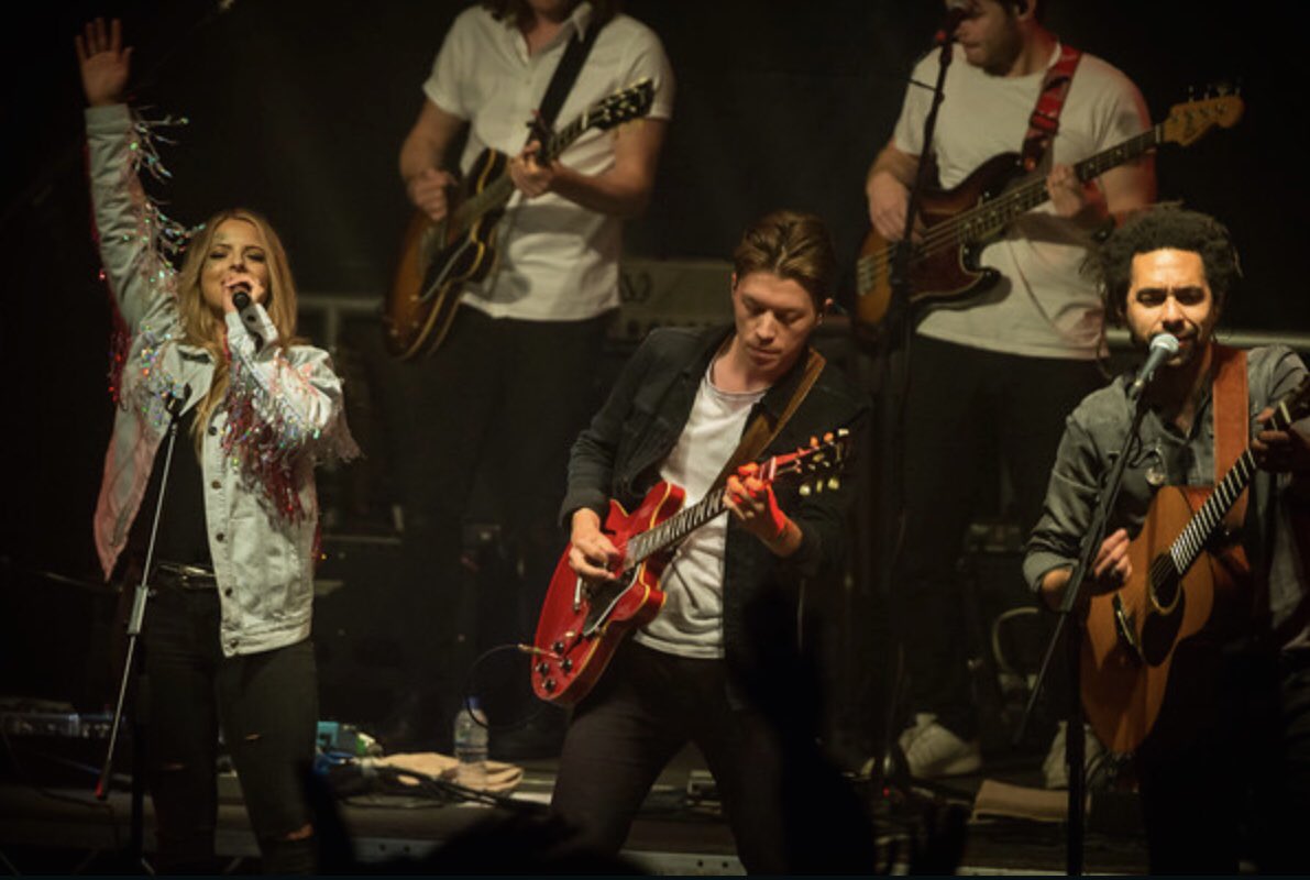 Got the no1 <a href="/gibsonguitar/">Gibson</a> out with <a href="/theshiresuk/">The Shires</a> this summer 🤟🤟🤟