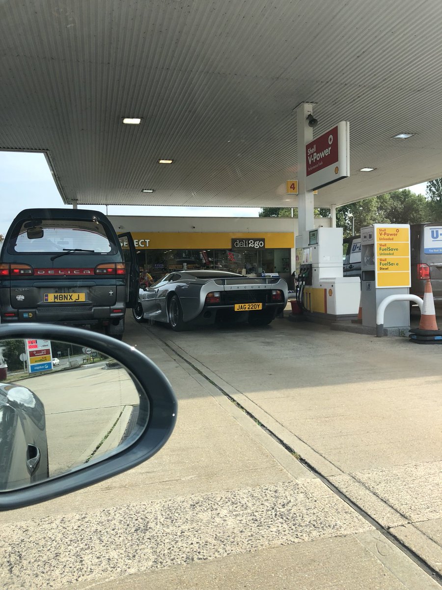 AutoPap's tweet photo. The XJ220 still looks relevant today. https://t.co/82PEPJwcYo
