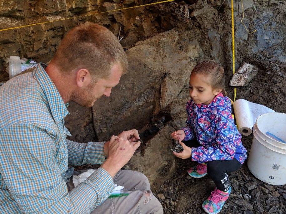 AaronVDReest's tweet photo. Good day in the #BennettBonebed yesterday. Had a few great visitors including an up and coming  young palaeontologist! She loved seeing everything in the ground and holding onto real dinosaur bones! Lots of questions and a great conversation! #Breazeau #Fieldwork2018 #Dinodigs https://t.co/SsANHRqn4d