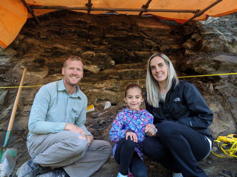 AaronVDReest's tweet photo. Good day in the #BennettBonebed yesterday. Had a few great visitors including an up and coming  young palaeontologist! She loved seeing everything in the ground and holding onto real dinosaur bones! Lots of questions and a great conversation! #Breazeau #Fieldwork2018 #Dinodigs https://t.co/SsANHRqn4d