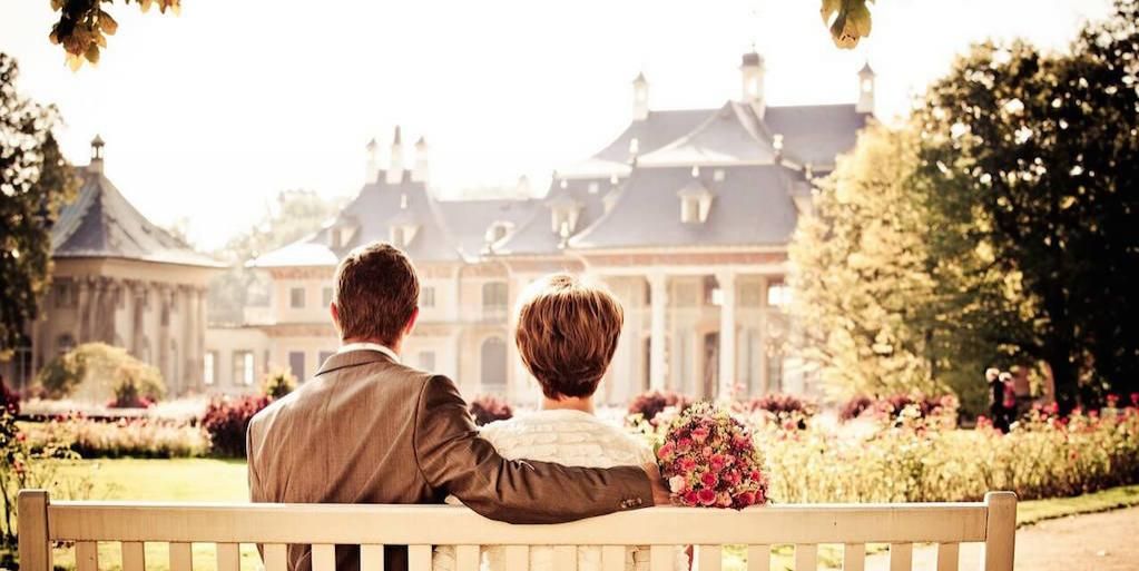 Decorize_home's tweet photo. 'Ever wondered how to decorate your home as a couple - and make it work? We asked 34 interior designers to share their #homedecor tips for couples. Find out what they said: https://t.co/8WFJsJdCm1 https://t.co/DKs8d90Tdf
