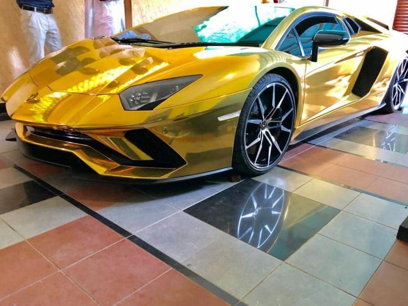 Lamborghini Aventador White Gold бело золотой